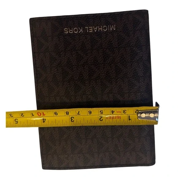 Michael Kors Brown MK Monogram Canvas Passport Holder Wallet 35H9GTVT1B EUC
EUC - Picture 8 of 10